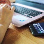 Zbliżenie rąk przy użyciu laptopa przy biurku
