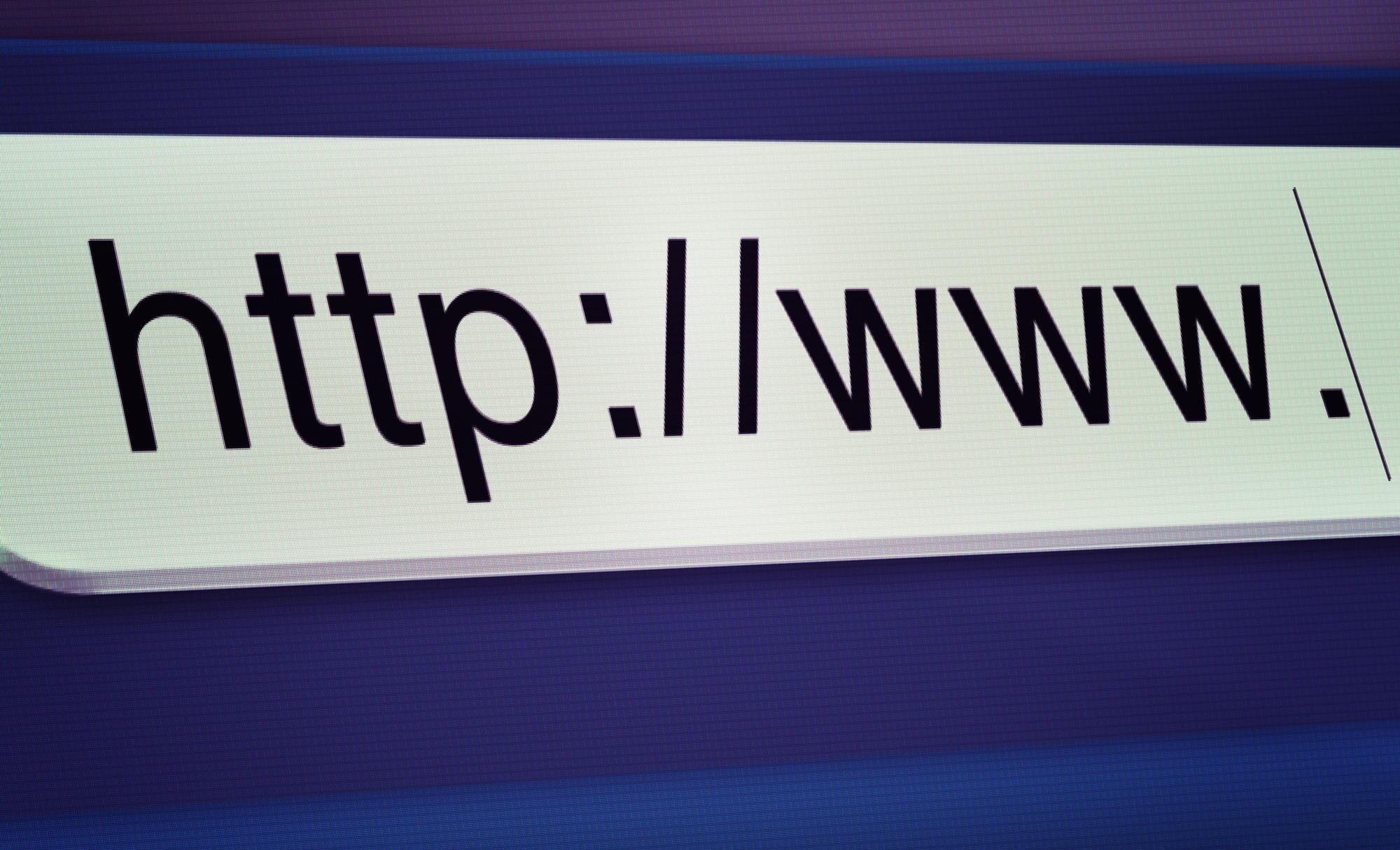 Strona internetowa przeglądarki i adres URL paska wyszukiwania na ekranie komputera dla informacji na całym świecie surfowanie lub serwer Strona główna html lub adres strony internetowej z pobraniem badań w bliskim sąsiedztwie i portalem internetowym w Internecie
