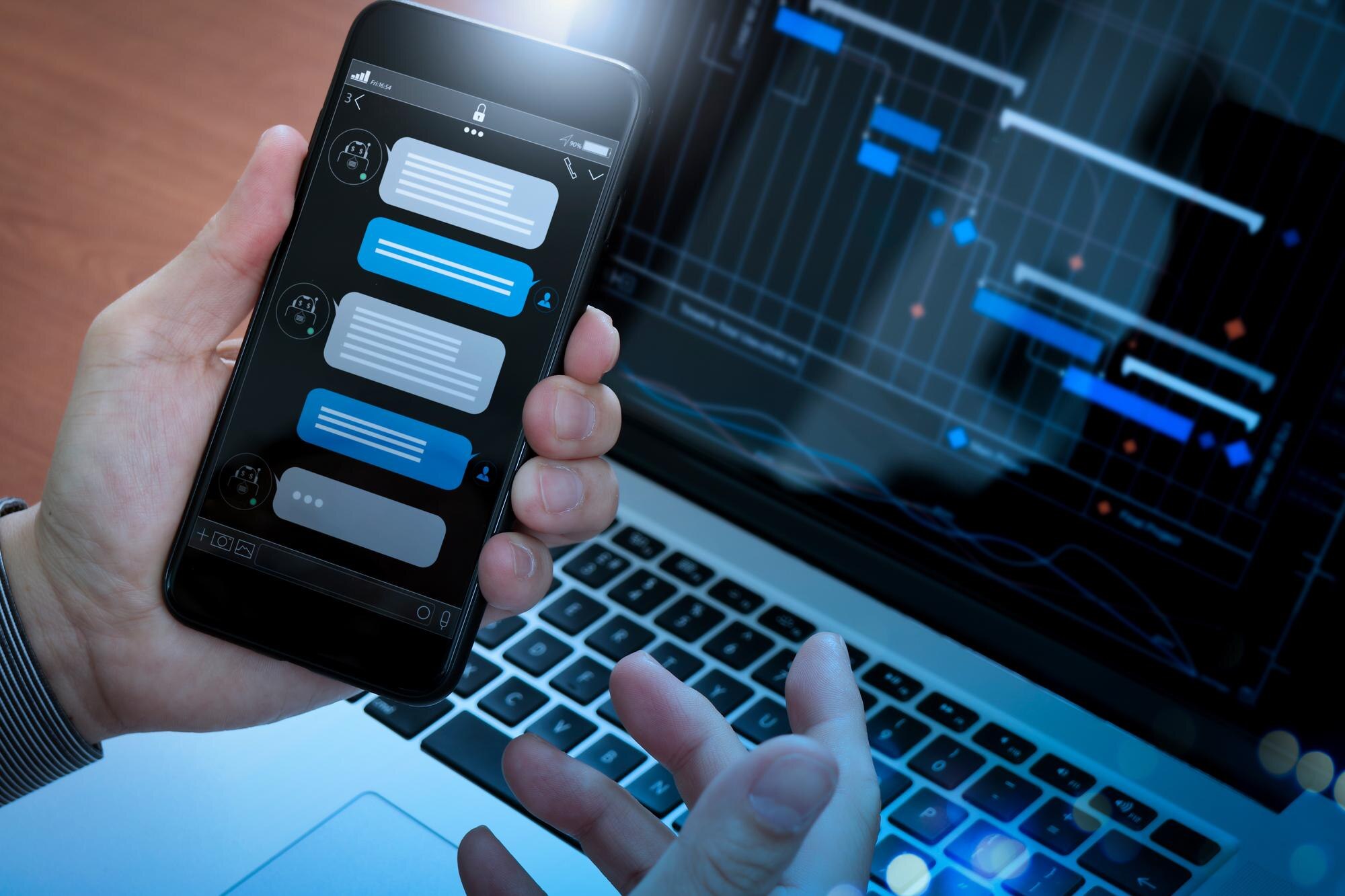 Rozmowa chatbota z interfejsem aplikacji na ekranie smartfona i technologią sztucznej inteligencji