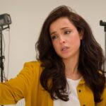 Niezadowolona kaukazyjska kobieta influencerka vlogger strumieniowa strzelanie wideo blog transmisja używanie telefonu komórkowego