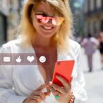 Zdjęcie koncepcyjne osoby korzystającej z różnych aplikacji i usług na telefonie komórkowym