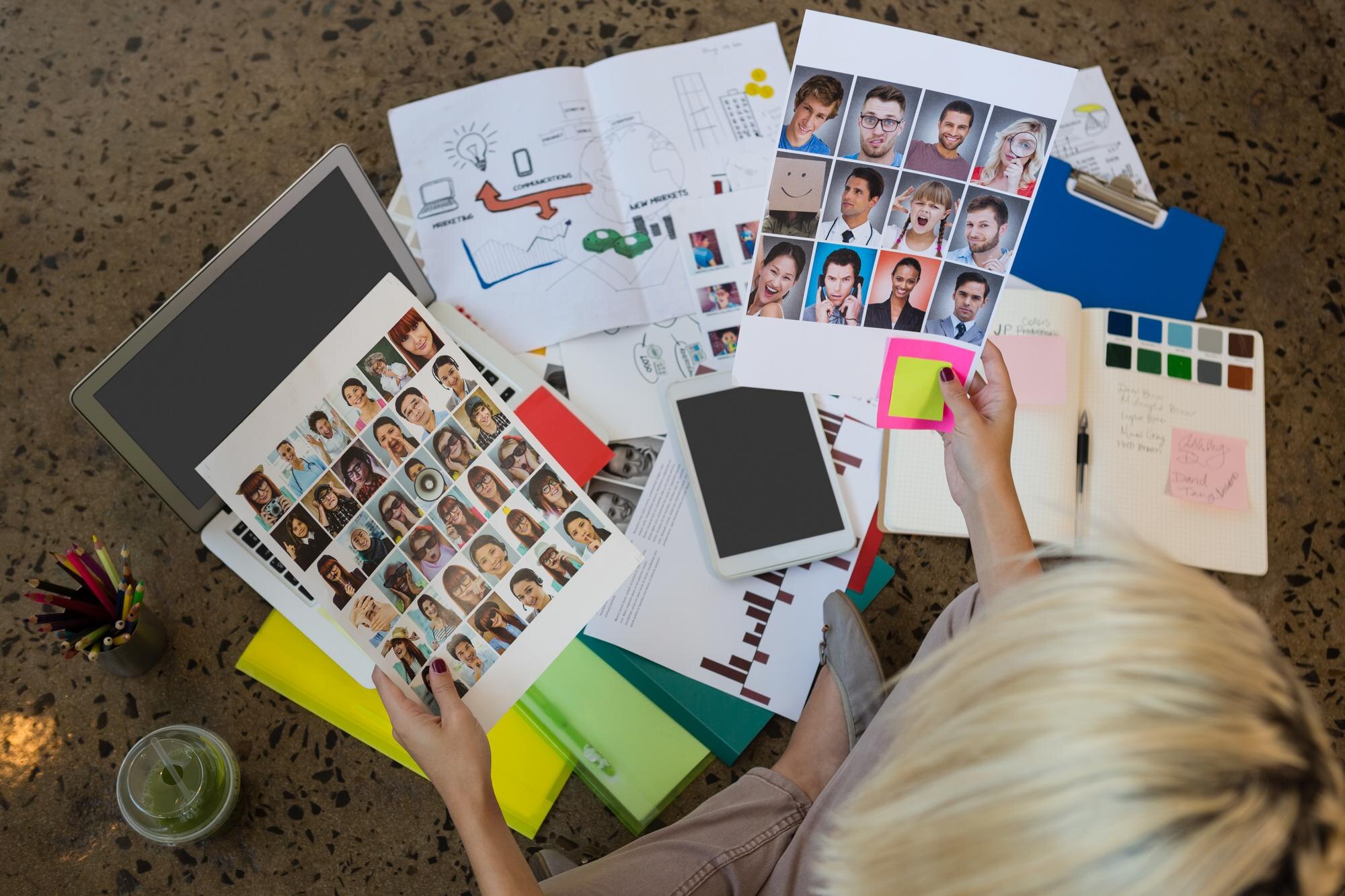 Businesswoman gospodarstwa folderów