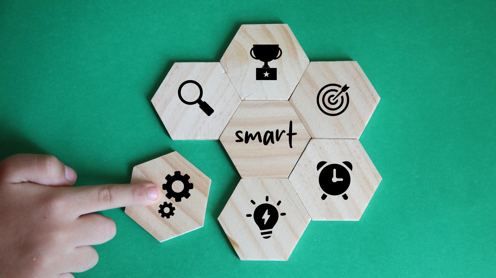 Symbol biznesowy i SMART drewniane bloky z słowami SMART specyficzne mierzalne osiągalne realistyczne