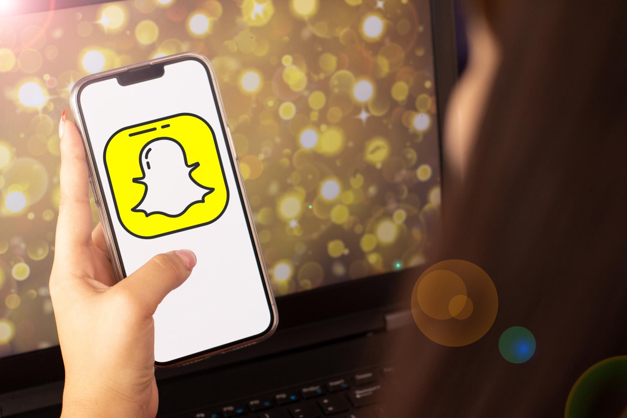 Piękna kobieta otwiera Snapchat