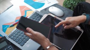 Aplikacja desktopowa a mobilna – ile kosztuje stworzenie softu?